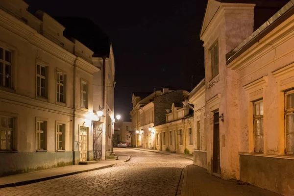 Night winter view of the old buildings in the historical part of Tallinn. — Stock Photo, Image