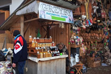 Kışın Zakopane 'de sokak pazarında mantar turşusu ve yüksek dağ balı satmak.