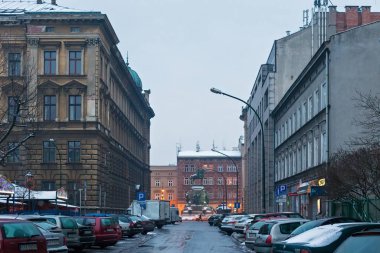 Krakow 'un tarihi bölgesinde Ignacego Paderewski sokağındaki eski binaların karsız kış akşamı manzarası.