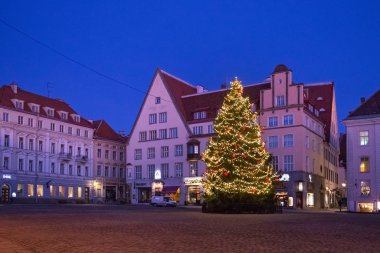 Tallinn 'in tarihi bölümünde, ünlü Raekoja plakalarında (Town Hall Square) Noel ağacının gece resmi görüntüsü.