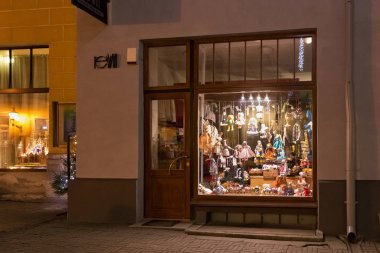 Vene caddesindeki Tallinn 'in tarihi bölümünde hediyelik eşya dükkanının girişinin gece manzarası..