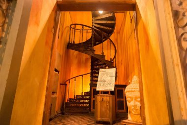 Tallinn 'in tarihi bölümünde yükselen restoranın girişinin kış manzarası..