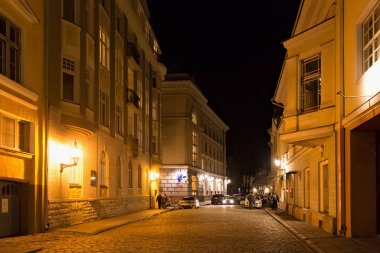 Tallinn 'in tarihi bölümündeki eski binaların gece manzarası. Şehir, Estonya 'nın başkenti ve en kalabalık şehridir.. 
