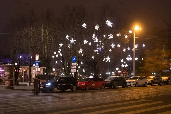 Nocny widok zimowy Zigfrida Annas Meierovica bulvaris ulicy z dekoracji Bożego Narodzenia w centralnej części Rygi. — Zdjęcie stockowe