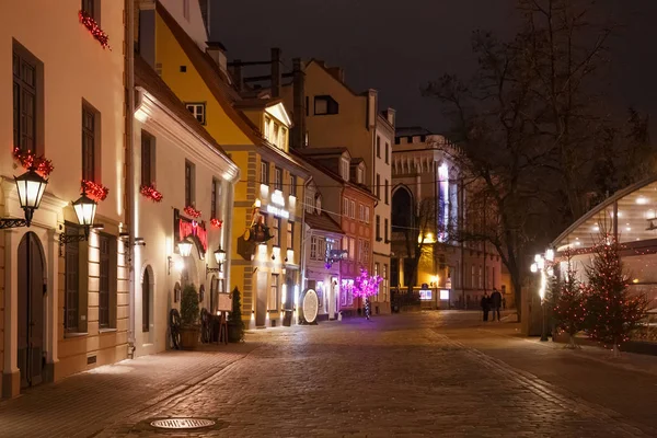 Natt vacker vinter utsikt över en av de gamla steets med juldekorationer i historiska delen av Riga. — Stockfoto