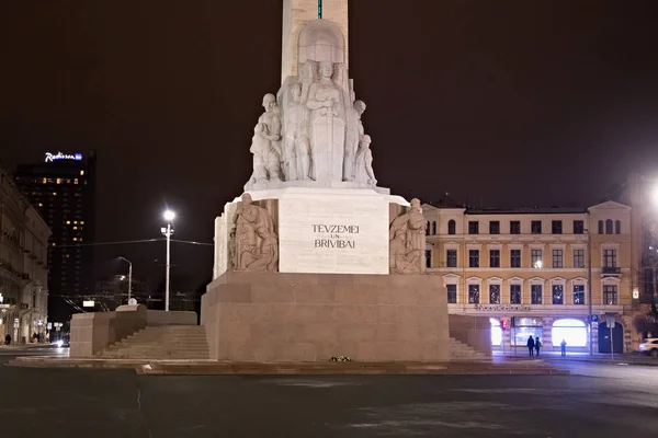 Nachtelijk uitzicht op het Vrijheidsmonument. is een gedenkteken ter ere van soldaten gedood tijdens de Letse Onafhankelijkheidsoorlog (1918-1920)). — Stockfoto