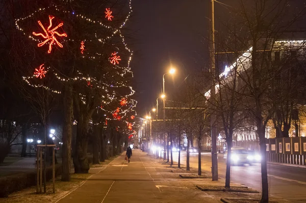 Vista nocturna de invierno de la calle con árboles en la decoración de Navidad en la parte central de Riga . —  Fotos de Stock