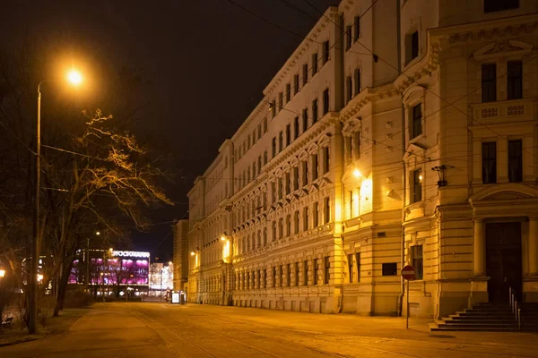 Nacht winter uitzicht op de oude historische gebouwen in het centrale deel van Riga aan de Aspazijas bulvaris straat. — Stockfoto