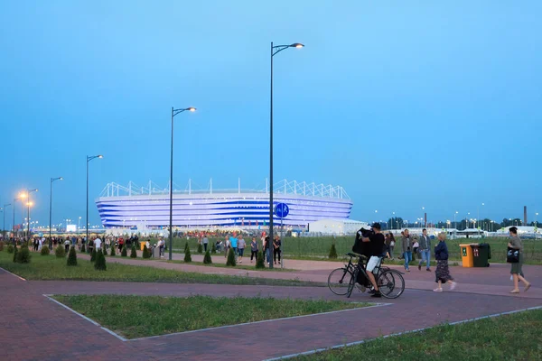 Vue en soirée du stade de football moderne de Kaliningrad (également appelé Arena Baltika) pour la tenue de matchs de la Coupe du monde de la FIFA de 2018 en Russie . — Photo