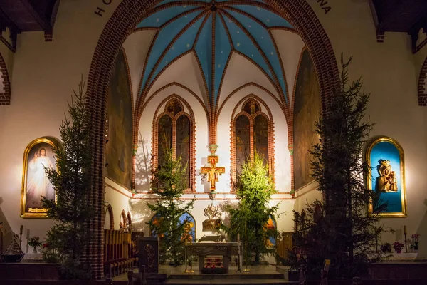 Udsigt over alteret af Garrison Church of St. George i Sopot . - Stock-foto