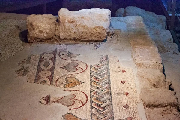 Starożytna mozaika z okresu bizantyjskiego w Muzeum Archeologicznym pod katedrą św. Jerzego Greka w Bejrucie. — Zdjęcie stockowe