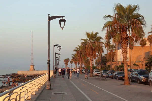 Raouche 'daki Corniche Bulvarı (Beyrut' ta meskun ve ticari bir mahalledir.). — Stok fotoğraf