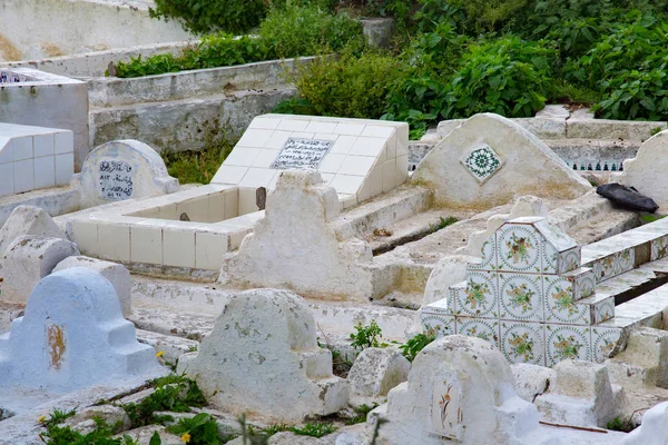 Velhas sepulturas no cemitério muçulmano Sidi Al-Mandri em Tetouan . — Fotografia de Stock