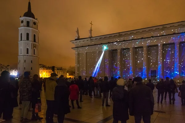 Desempenho de iluminação com presépios de Natal na parede da Catedral Basílica de Santo Estanislau e São Ladislau na parte histórica da cidade . — Fotografia de Stock