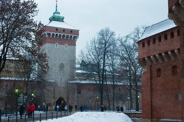 Vue hivernale de la Porte St. Florian. La Porte est l'une des tours gothiques polonaises les plus connues et un point focal de la vieille ville de Cracovie. Il a été construit vers le 14ème siècle . — Photo
