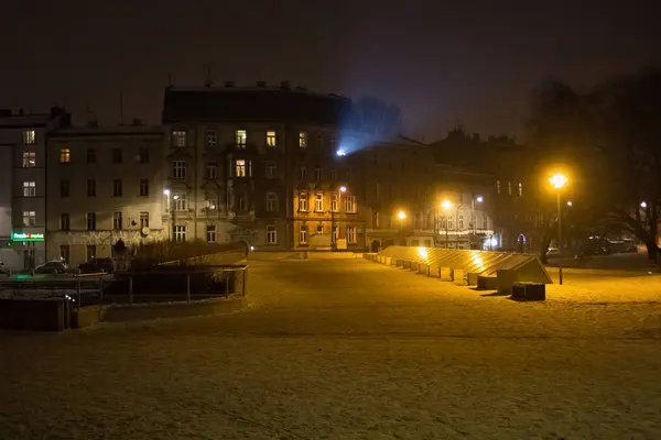 Nocny widok zimowy starych budynków w historycznej części Krakowa. — Zdjęcie stockowe