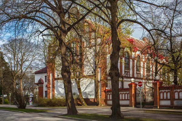 Edifício velho da escola de Vanalinna no centro histórico de Parnu na rua Nikolai na primavera . — Fotografia de Stock