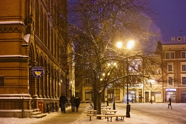 Night winter view with the Christmas decoration in the historical part of the Torun on Rynek Staromiejski square. — Stock Photo, Image