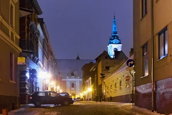 Nachtelijk uitzicht op de oude gebouwen in het historische deel van de Torun. — Stockfoto