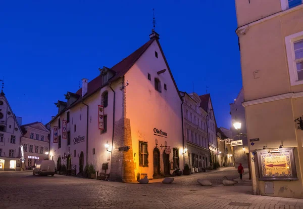 Noční zimní pohled na starou budovu slavné estonské restaurace Olde Hansa v historické části Talinu. — Stock fotografie