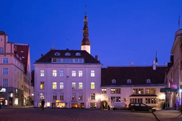 Vista noturna de inverno dos edifícios antigos nas famosas placas Raekoja (Praça da Câmara Municipal) na parte histórica de Tallinn . — Fotografia de Stock