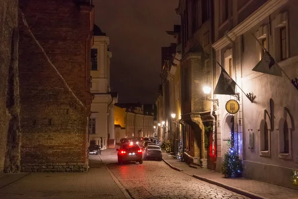 Vista nocturna de los edificios antiguos en la parte histórica de Tallin . —  Fotos de Stock