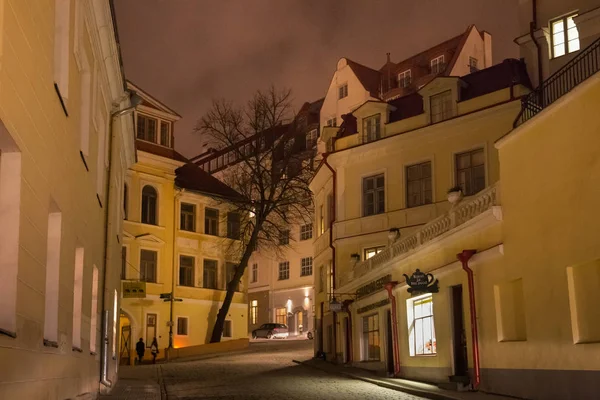 Vista noturna dos edifícios antigos na parte histórica de Tallinn . — Fotografia de Stock