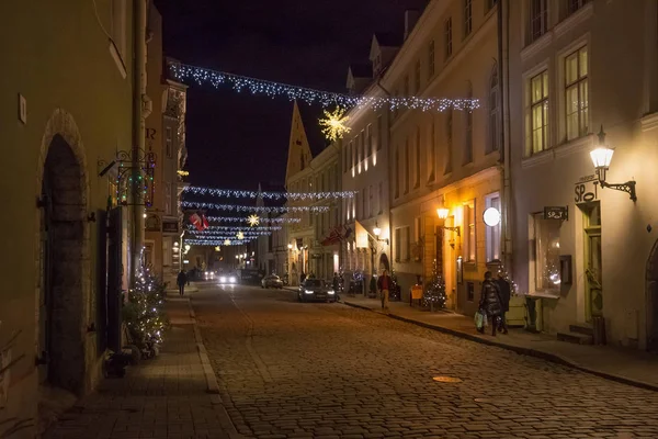 Noite vista de inverno dos edifícios antigos na parte histórica de Tallinn . — Fotografia de Stock