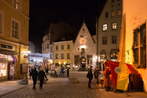 Nattlig vinterutsikt över de gamla byggnaderna i Tallinns historiska del. — Stockfoto