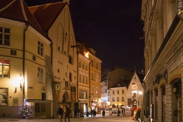 Noite vista de inverno dos edifícios antigos na parte histórica de Tallinn . — Fotografia de Stock