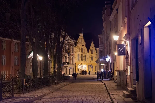 Night winter view of the old buildings in the historical part of Tallinn. — Stock Photo, Image