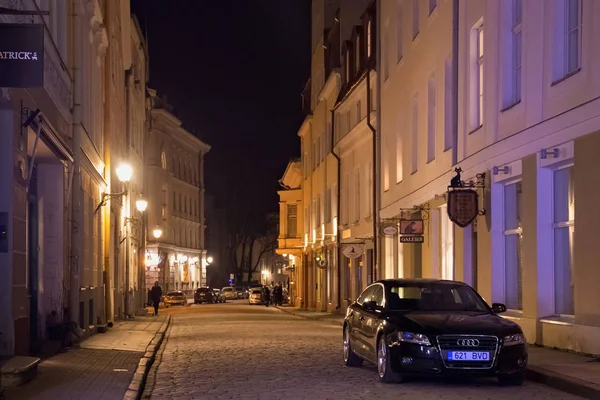 Vista nocturna de los edificios antiguos en la parte histórica de Tallin . —  Fotos de Stock