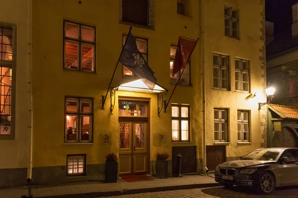 Noite vista de inverno da entrada para o Hotel Tree Sisters na parte histórica de Tallinn . — Fotografia de Stock