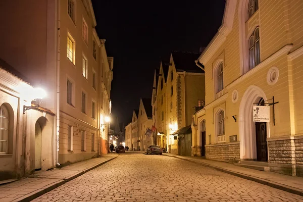 Vista noturna dos edifícios antigos na parte histórica de Tallinn . — Fotografia de Stock
