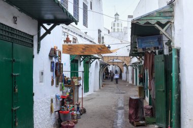 Tetouan, Fas - 24 Mayıs 2017: Kuzey Fas 'taki Tetouan Medine semtindeki eski dükkanların yeşil ahşap kapıları. Bir Medine tipik olarak dar ve labirent benzeri sokaklarla çevrili..