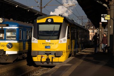 Gdansk, Polonya - 20 Aralık 2017: Güneşli kış gününde Gdansk Ana Tren İstasyonu 'ndaki (Cilalı Gdansk Parıltısı) bölgesel trenlerin görüntüsü