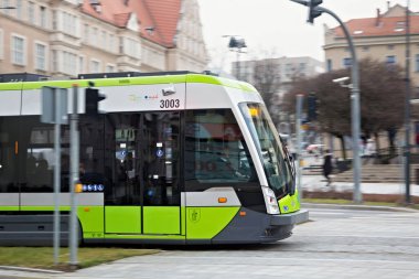 Olsztyn, Polonya - 31 Aralık 2018: Olsztyn şehrinin tarihi bölümünde modern yolcu tramvayı raylarda ilerliyor.