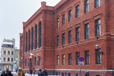 Torun, Polonya - 08 Ocak 2016: Nicolaus Kopernik Lisesi (kuruluş 1568). Bina 1855 yılında tarihçilik tarzında inşa edilmiştir. Polonya 'nın en eski liselerinden biri..