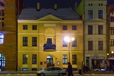 Torun, Polonya - 08 Ocak 2016: Rynek Staromiejski meydanındaki Torun 'un tarihi bölümündeki eski binaların kış manzarası.