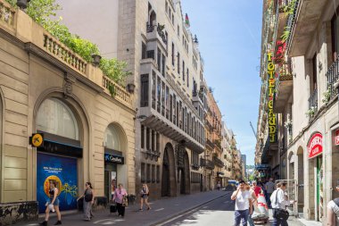 Barcelona, İspanya - 15 Mayıs 2017: Güneşli bir günde Barcelona şehir merkezindeki eski tarihi Carrer Nou de la Rambla caddesinden görüntü.