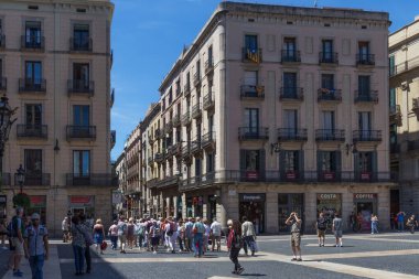 BARCELONA, İspanya - 15 Mayıs 2017: Güneşli bir günde Barcelona 'nın merkezindeki eski tarihi binalardan biri.