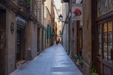 BARCELONA, SPAIN - 15 Mayıs 2017: Barcelona 'nın merkezindeki ünlü Gotik mahallesi yakınlarındaki eski tarihi dar cadde Carrer de Verdaguer i Callis manzarası.