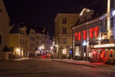 Tallinn, Estonya - 12 Ocak 2018: Tallinn 'in tarihi bölümündeki eski binaların kış manzarası. Şehir, Estonya 'nın başkenti ve en kalabalık şehridir.. 