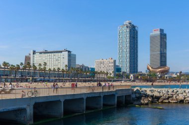 BARCELONA, İSPAN - 15 Mayıs 2017: Akdeniz kıyısındaki Barselona şehir plajının manzarası. Modern gökyüzü manzarası ve mavi gökyüzü.