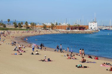 BARCELONA, İspanya - 15 Mayıs 2017: Bilinmeyen insanlar Barcelona 'da bir şehir plajında dinleniyor ve güneşleniyor.