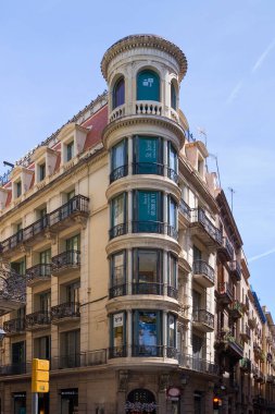 Barselona, İspanya - 16 Mayıs 2017: Güneşli bir günde Barcelona 'nın merkezinde modern tarzda eski tarihi binalardan biri.