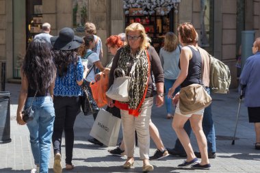 BARCELONA, İspanya - 16 Mayıs 2017: Barcelona 'nın merkezinde Mango çantalı bilinmeyen bir kadın duruyor.