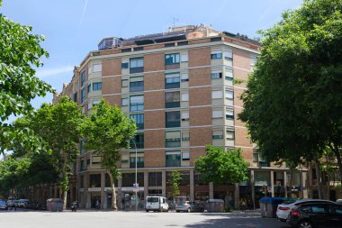 Barselona, İspanya - 16 Mayıs 2017: Güneşli bir günde Barcelona 'nın merkezindeki yerleşim alanlarından birine bakın.