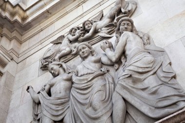 Barselona, İspanya - 16 Mayıs 2017: Arjantin Büyükelçiliği binasında kadınların heykeli. Bina Barselona 'nın ilk gökdelenlerinden biridir..