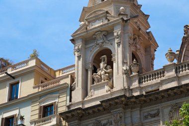 Barcelona, İspanya - 16 Mayıs 2017: Kolezyum binasının dekoratif parçalarının görüntüsü. 1923 'te anıtsal ve eklektik tarzda inşa edildi ve şehirdeki en büyük sinema salonlarından biri olmaya devam ediyor..